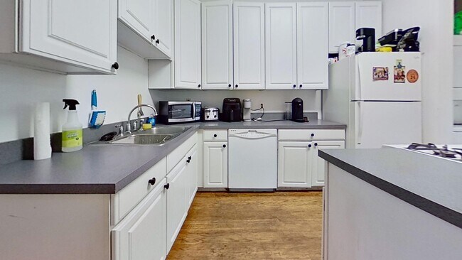 Building Photo - 1039 W Wolfram St