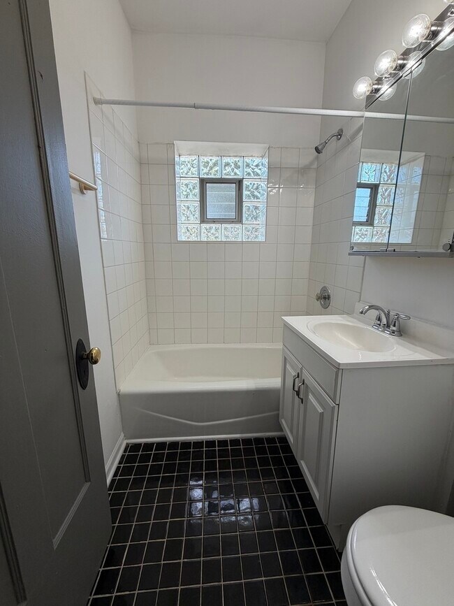 Building Photo - 3722 N Sheffield Ave