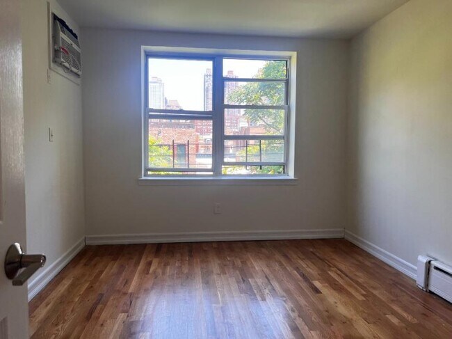Building Photo - 3 bedroom in New York NY 10019