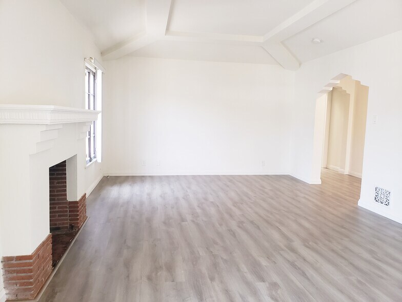 Building Photo - 219 S Martel Ave