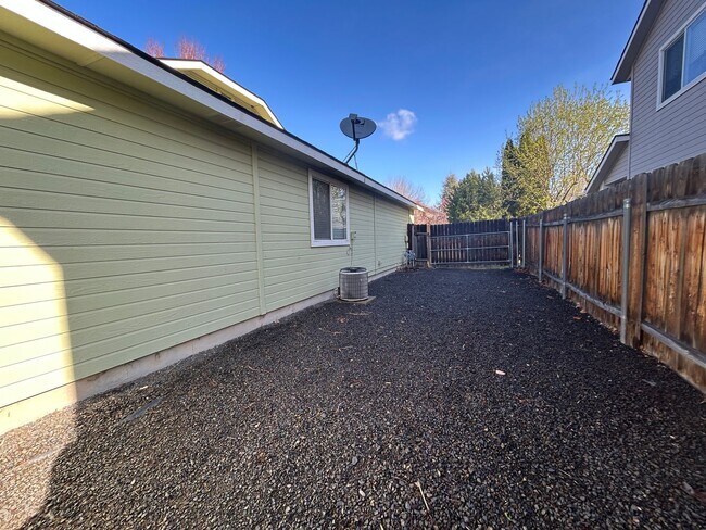 Building Photo - 115 Cassidy Dr E