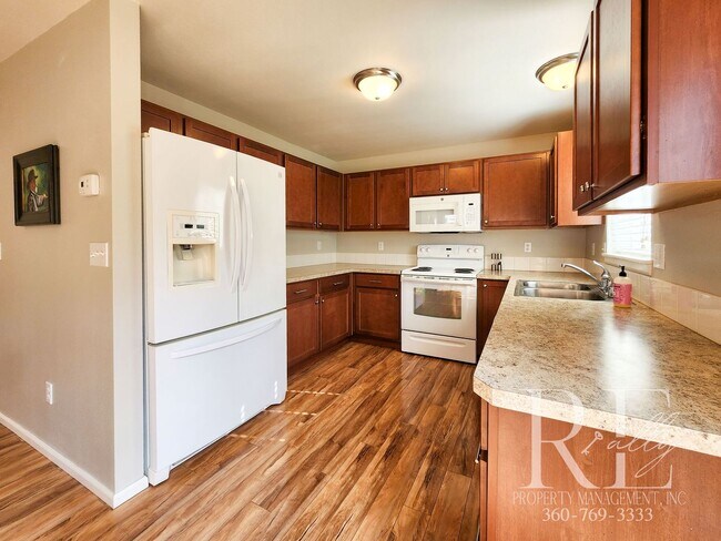 Building Photo - Spacious Silverdale Home with Large Fenced...