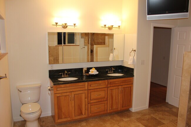 Building Photo - Part of a 2-unit CPR. 4 bedroom 3.5 bath with attached garage. Approx 1961 sf