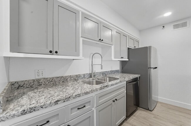 Building Photo - Stunning 2-bedroom, 2-bathroom home in the...