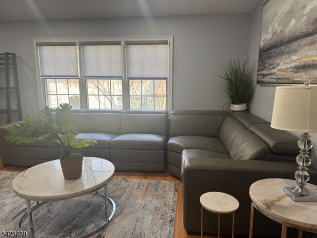 Building Photo - 50 Falls Bridge Dr