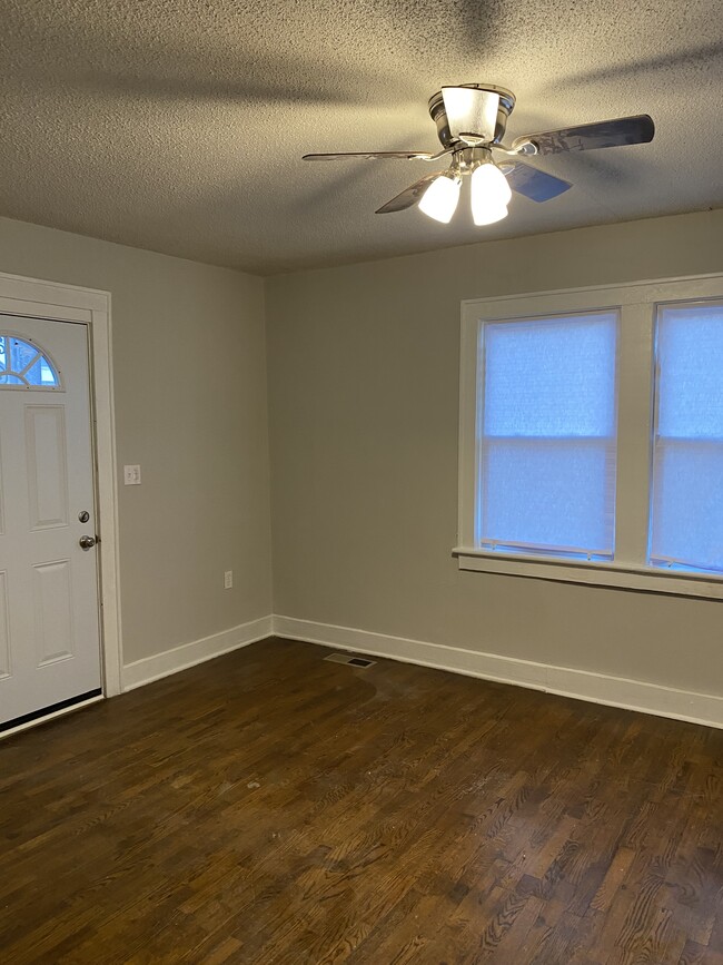 Living room - 122 Walnut St