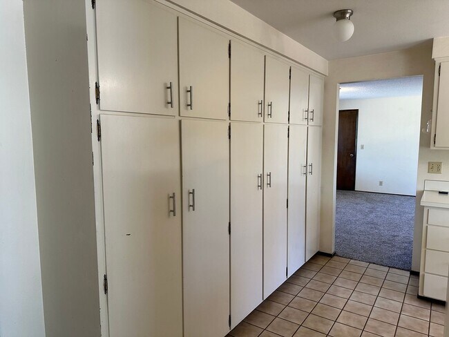 Building Photo - Large 3 bedroom 2.5 bath duplex with a gar...