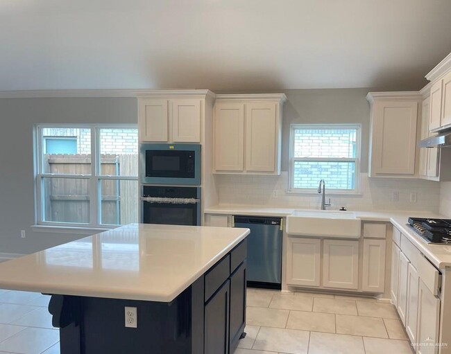 Building Photo - 4 Grove Ln