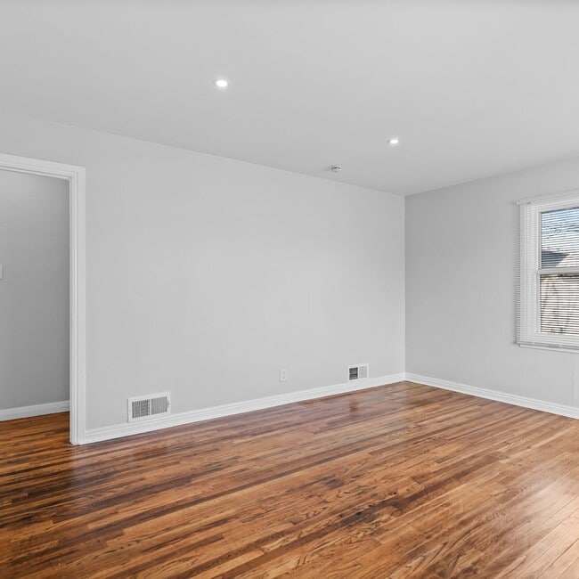 Building Photo - Salt Lake 5 Bedroom Home