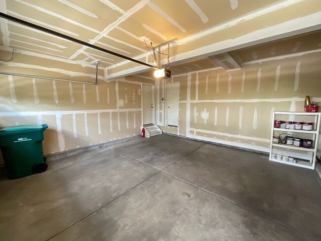 Building Photo - 3 Bedroom Home Available Near Barnes Rd & ...