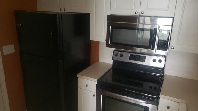 Building Photo - Charming 2Br 2.5Ba Townhome with Garage in...
