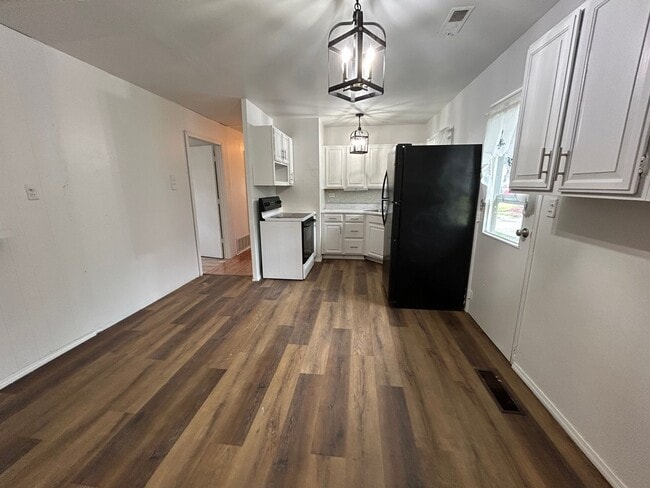 Building Photo - Nice-sized three bedroom property