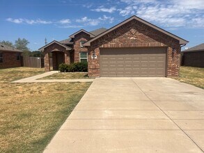 Building Photo - 4/2/2 Located in Treaty Oaks Subdivision !
