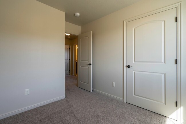 Building Photo - Townhome available in Millcreek Springs with a community pool!