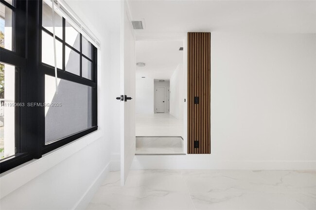 Building Photo - 3640 SW 13th St