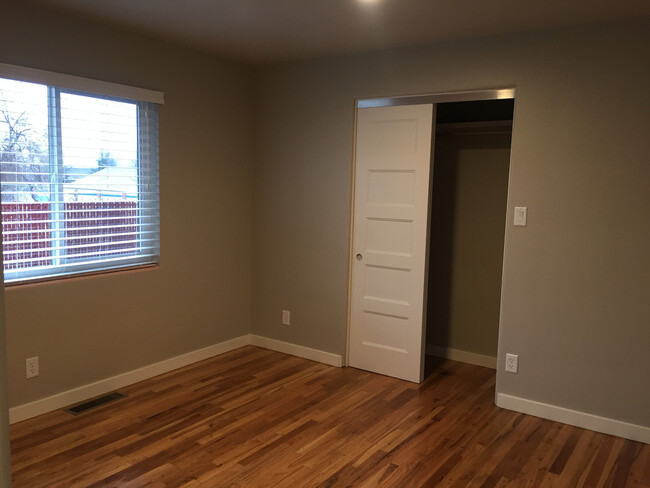 Building Photo - Midtown 1 bed Fully Remodeled