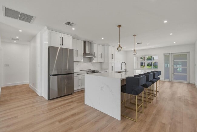 Building Photo - 461 SW 1st St