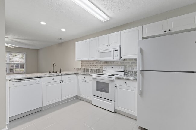 Building Photo - 1477 N Donahue Dr