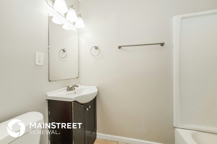 Building Photo - 4728 E Livingston Ave