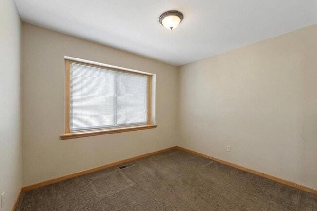 Building Photo - 304 Pondridge Cir