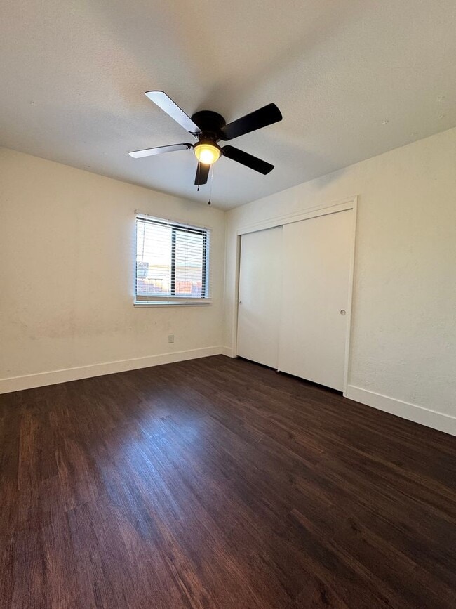 Building Photo - Available now! 3 Bed/2 Bath Home