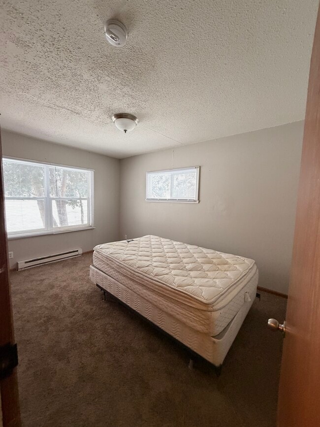 Building Photo - 424 4th St S