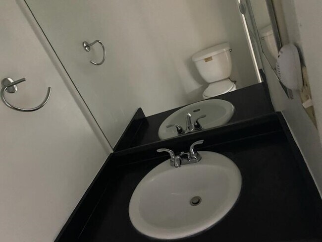 Building Photo - 513 Westwood Dr