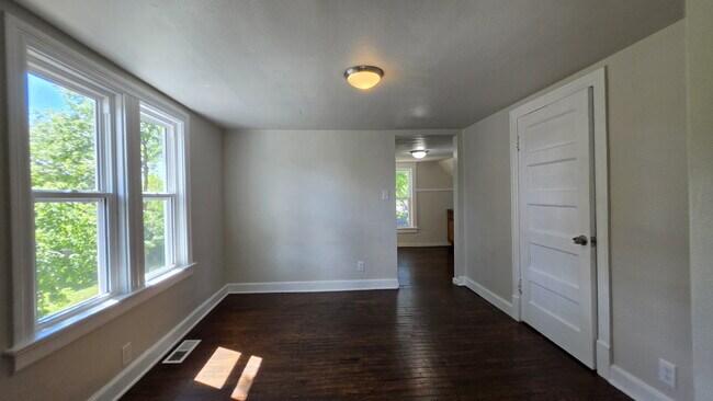 Building Photo - Refurbished 2 Bedroom Upper in Appleton