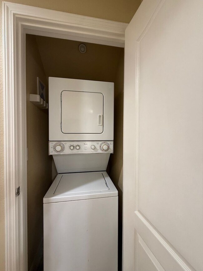 Building Photo - Nice and bright 2BR / 2BA Condo Near Durant Square Mall