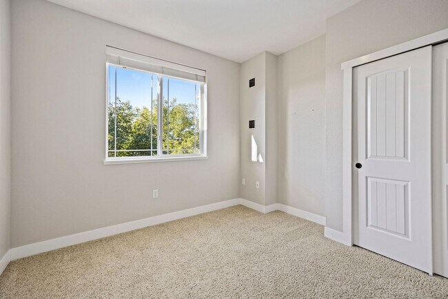 Building Photo - Bright 2 Bed, 2 Bath Condo in Fort Collins!!