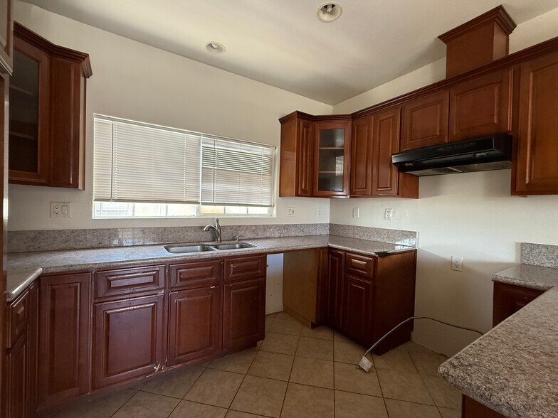 Primary Photo - 418 W 223rd St