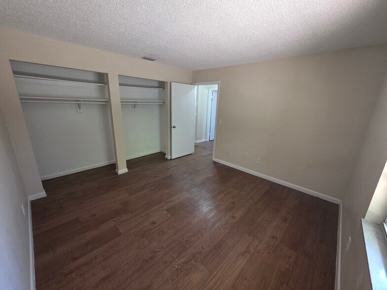 Building Photo - 2900 SE 50th Ct