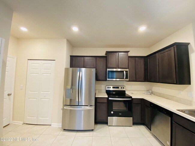 Building Photo - 12781 Veterans Ct