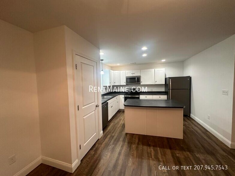Building Photo - 70 Basketball Ct