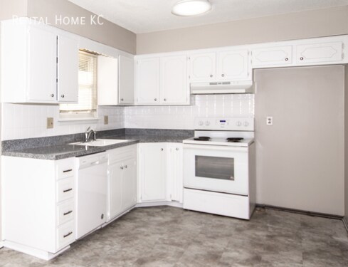 Building Photo - Roomy duplex w/ Finished Lower Level + Fen...