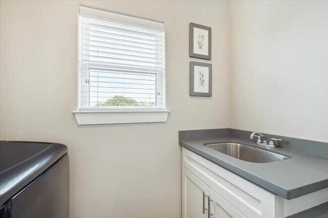 Building Photo - 829 Wakefield Dr