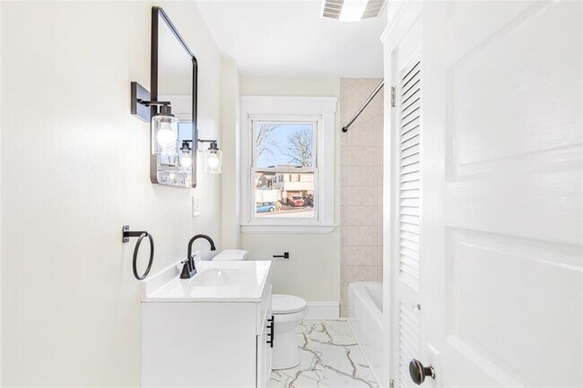 Building Photo - 2 Ann St