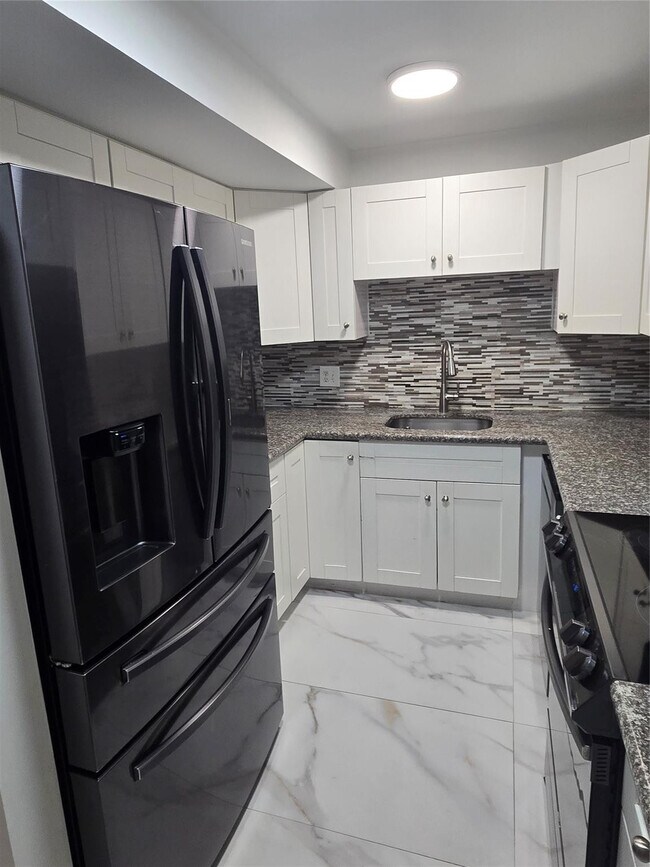 Building Photo - 733 SE 1st Way