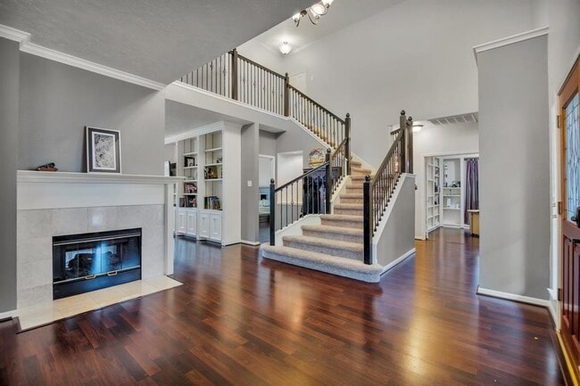 Building Photo - 301 Oak Creek Ln