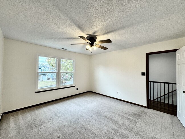 Building Photo - Ready NOW! A 4/2.5 in Glenwood! A Pet Frie...