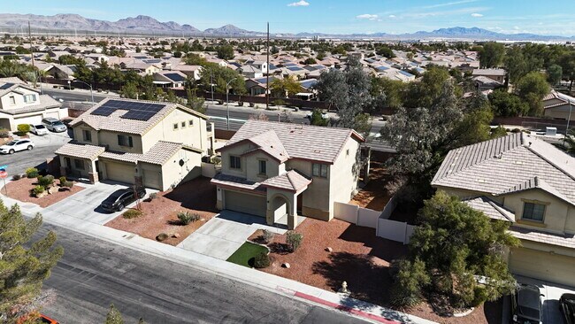 Building Photo - "Spacious 3-Bedroom Oasis with 2.5 Baths on Grandmother Hat Street, North Las Vegas!"