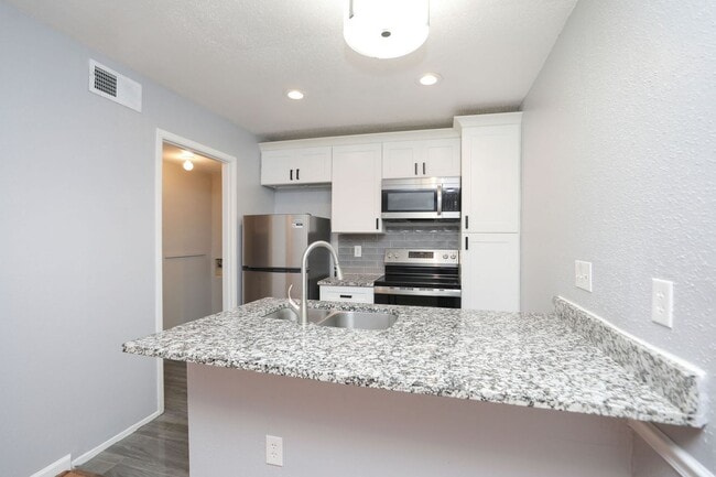 Building Photo - For Lease | 2 Bed, 2 Bath | 925 Sq Ft | Lakecrest Community |