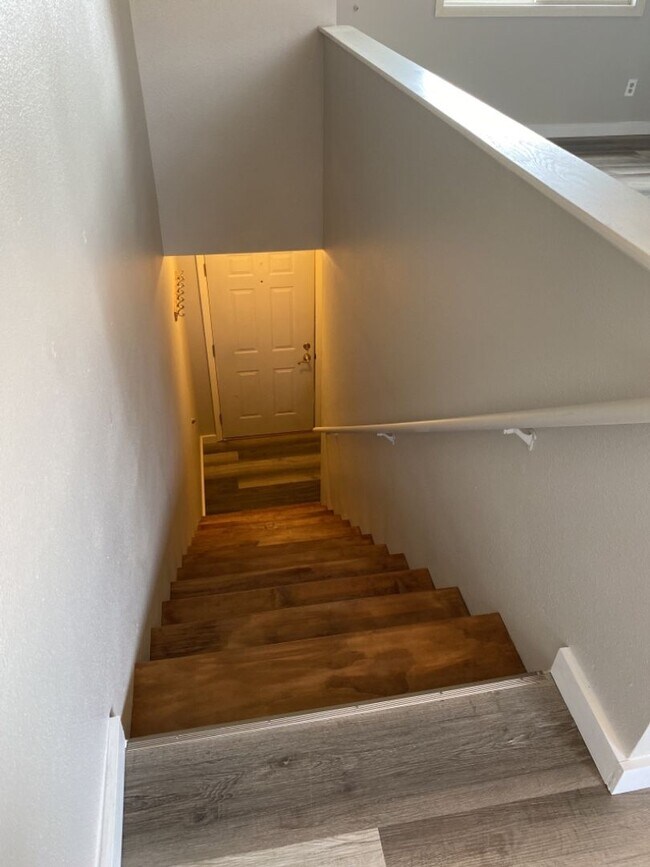 Building Photo - 2 Bedroom 2 Bath Townhome w/ large 2 car garage - Freshly remodeled - Available Now