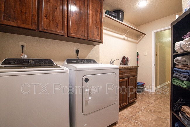 Building Photo - 2040 Chinquapin Ln