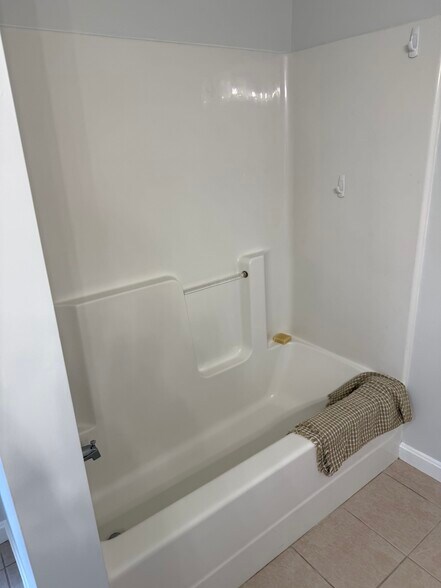 Building Photo - 16 Crestview Cir