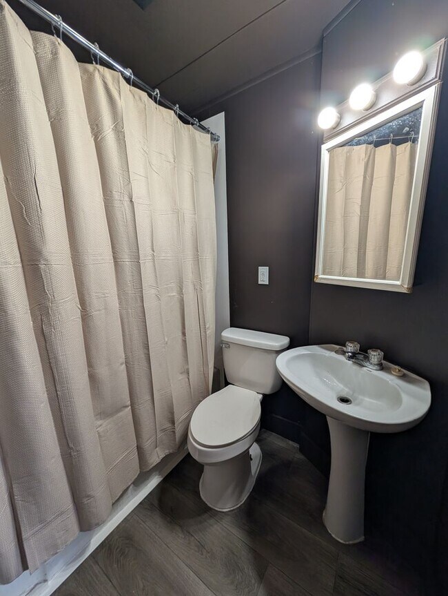 Building Photo - 516 10th St