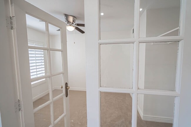 Building Photo - 4-Bedroom Plus Bonus Room Home with Golf Course Views & Community Pool in Valencia!