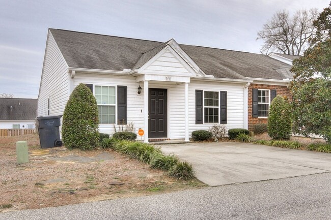 Building Photo - End Unit Townhome!