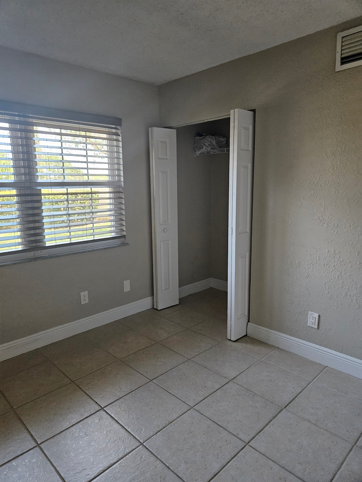 Building Photo - 1503 SE Royal Green Cir