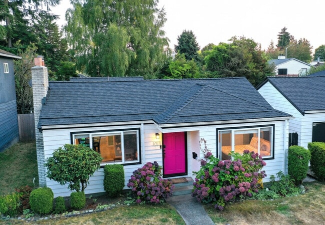 Building Photo - 11315 Roosevelt Way NE